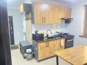 Full-sized fridge, microwave, oven, cookware/dishes/utensils - Lux Apartment (Samarkand)