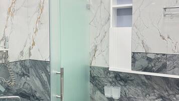 Combined shower/tub, free toiletries, slippers, towels