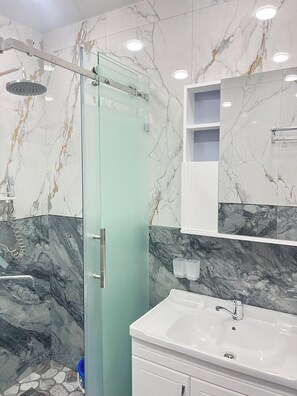 Kombination af bruser/badekar, gratis toiletartikler, hjemmesko