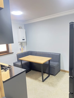 Full-sized fridge, microwave, oven, electric kettle