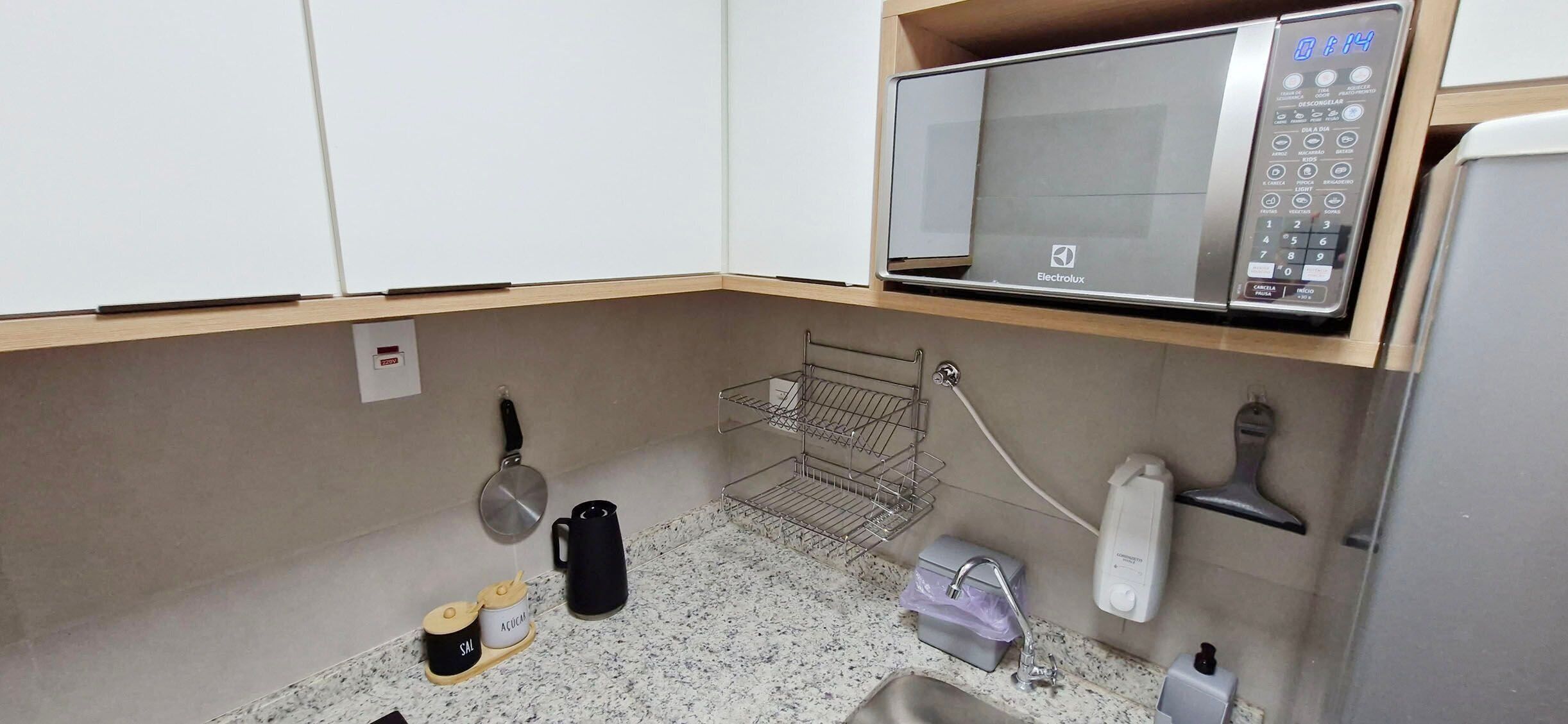Apartamento básico | Cozinha privada | Geladeira, micro-ondas, talheres/pratos/utensílios de cozinha