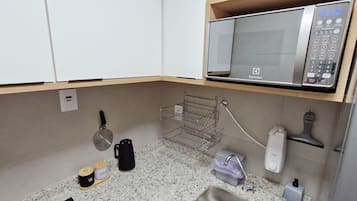 Apartamento básico | Cozinha privada | Geladeira, micro-ondas, talheres/pratos/utensílios de cozinha