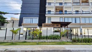 A modern hotel with a sign reading "Concept Life Stella 143". - COSTE0109 - Concept Life Stella (Salvador)