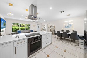 Fridge, microwave, oven, stovetop - Villa Maya | Private Neighborhood | Close to Beach (Fort Lauderdale)