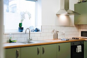 Fridge, microwave, oven, stovetop - New! 5BR in Queen Street (Redcar and Cleveland)