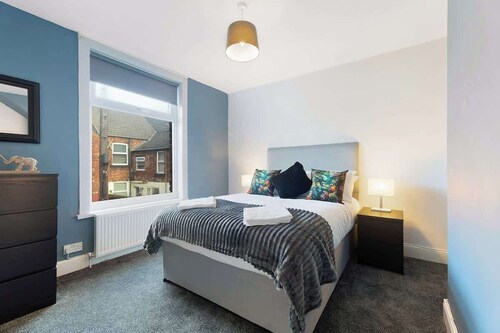 5BR in Queen Street Sleeps 10 With WiFi, Backyard