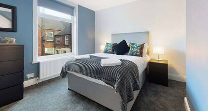 5BR in Queen Street Sleeps 10 With WiFi, Backyard