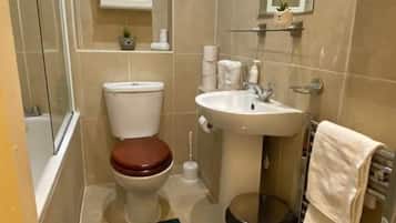 Phòng đơn tiện nghi đơn giản | Phòng tắm | Buồng tắm vòi sen, đồ dùng nhà tắm miễn phí, xà phòng, dầu gội