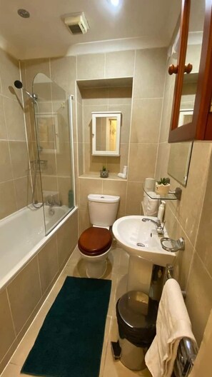 Chambre Simple Confort | Salle de bain | Douche, articles de toilette gratuits, sèche-cheveux