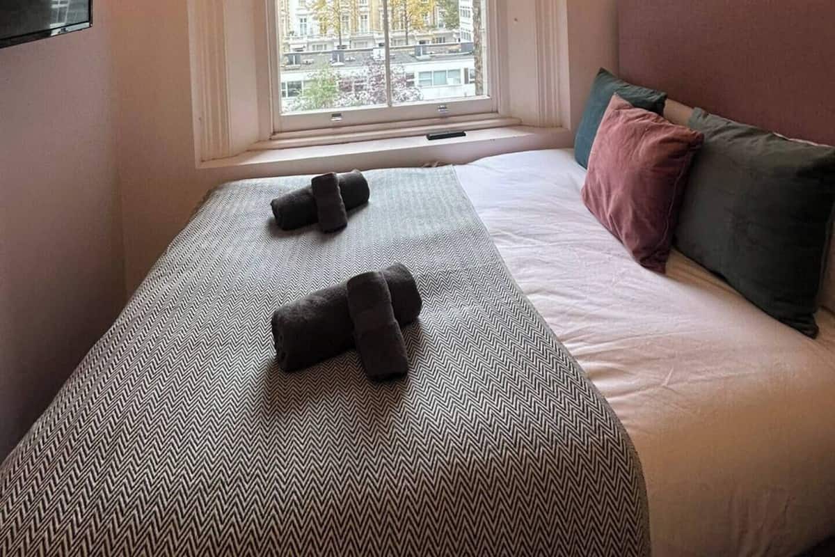 Comfort Single Room, 1 Double Bed | Hypo-allergenic bedding, desk, laptop workspace, free WiFi