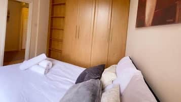 Habitación individual Confort | Ropa de cama hipoalergénica y escritorio