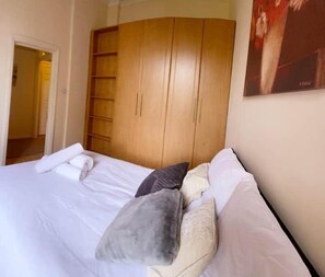 Chambre Simple Confort | Literie hypoallergénique, bureau