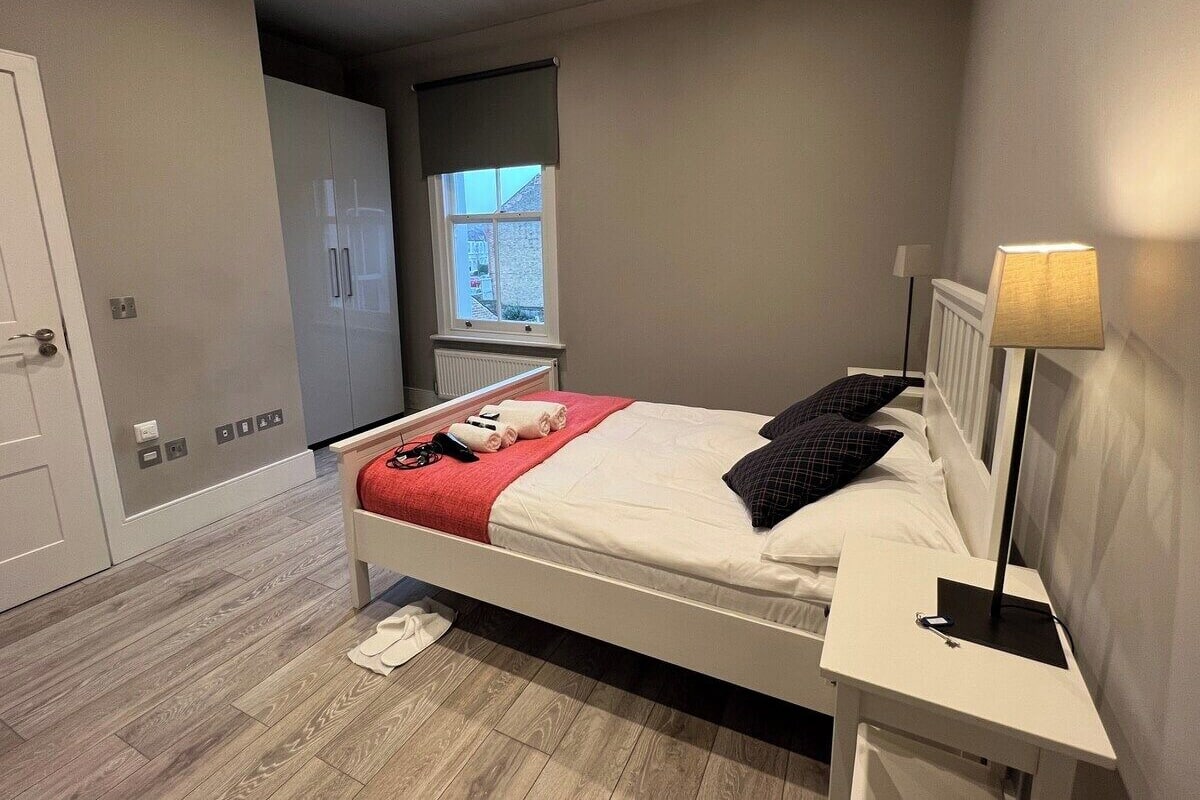 Comfort Single Room, 1 Double Bed | Hypo-allergenic bedding, desk, laptop workspace, free WiFi