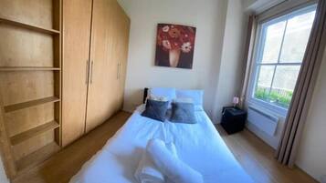 Comfort-Einzelzimmer | Schreibtisch, laptopgeeigneter Arbeitsplatz, kostenloses WLAN