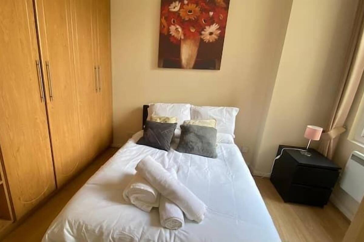 Habitación individual Confort | Escritorio, espacio para trabajar con laptop y wifi gratis