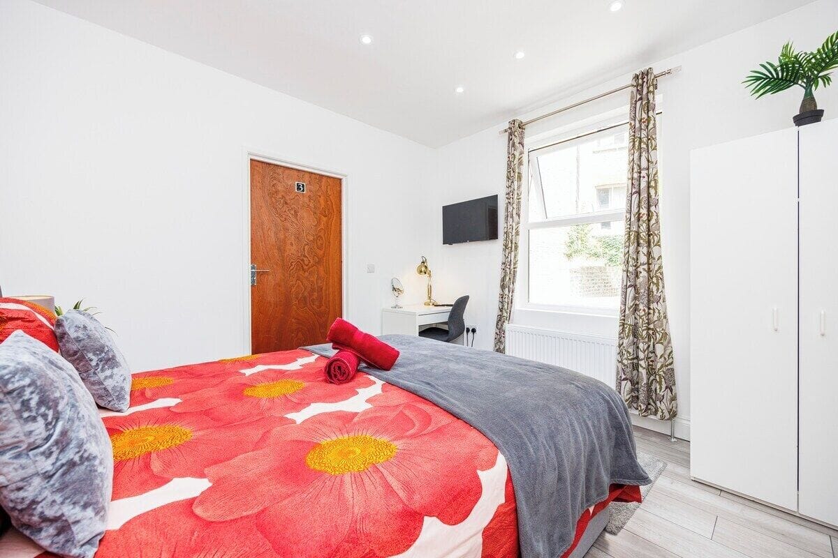 Comfort Single Room, 1 Double Bed | Hypo-allergenic bedding, desk, laptop workspace, free WiFi