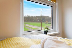 2 عدّة غرف نوم وخدمة الإنترنت وملاءات أسرّة