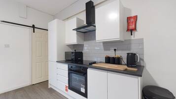 Frigorifero, microonde, forno, piano cottura