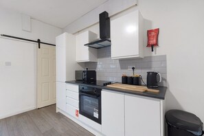 ثلاجة، ميكروويف، فرن، موقد طهي مسطح