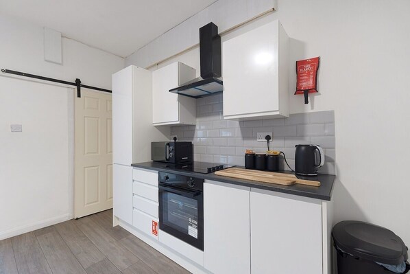 Kjøleskap, mikrobølgeovn, ovn og kokeplater