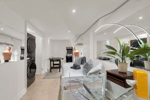 مكتب ومكواة/لوح كي وواي فاي وملاءات أسرّة