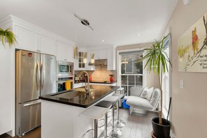 ثلاجة، ميكروويف، فرن، موقد طهي مسطح