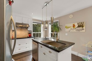 Køleskab, mikrobølgeovn, ovn, kogeplade