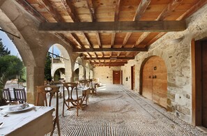 تناول الطعام بالخارج