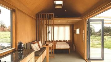 Iron/ironing board, bed sheets