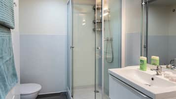 Douche, sèche-cheveux, serviettes fournies, savon