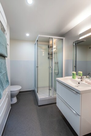 Douche, sèche-cheveux, serviettes fournies, savon