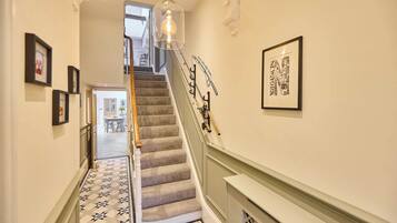 House | 4 bedrooms, desk
