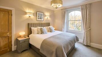 House | 4 bedrooms, desk