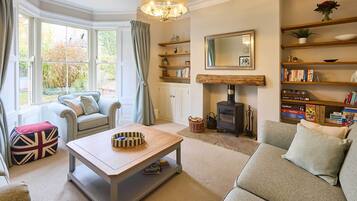 House | 4 bedrooms, desk