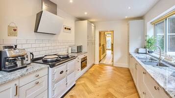 House | 4 bedrooms, desk