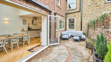 House | 4 bedrooms, desk