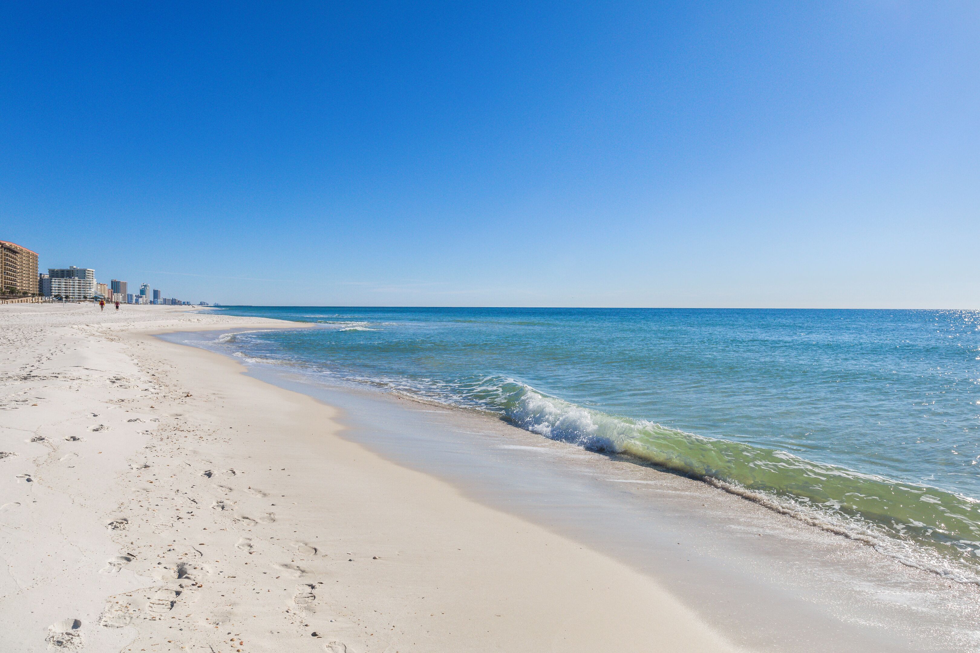Beach nearby, sun-loungers, beach towels