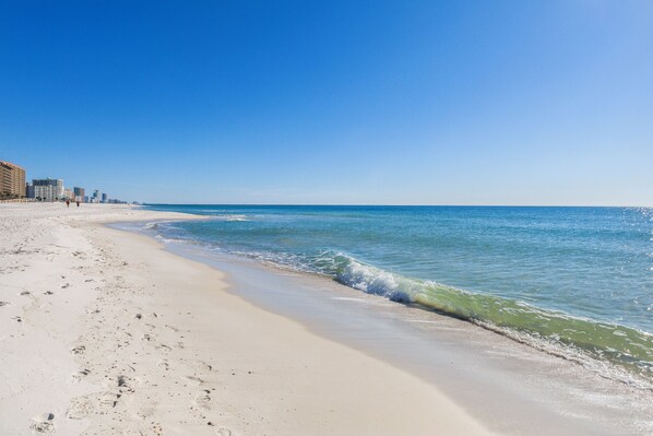Playa en los alrededores, camastros y toallas de playa 
