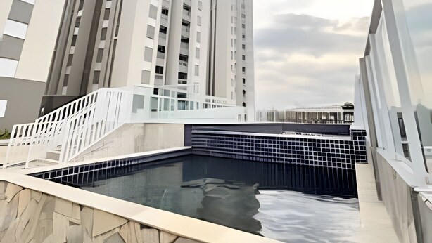 Um edifício moderno com piscina na cobertura.