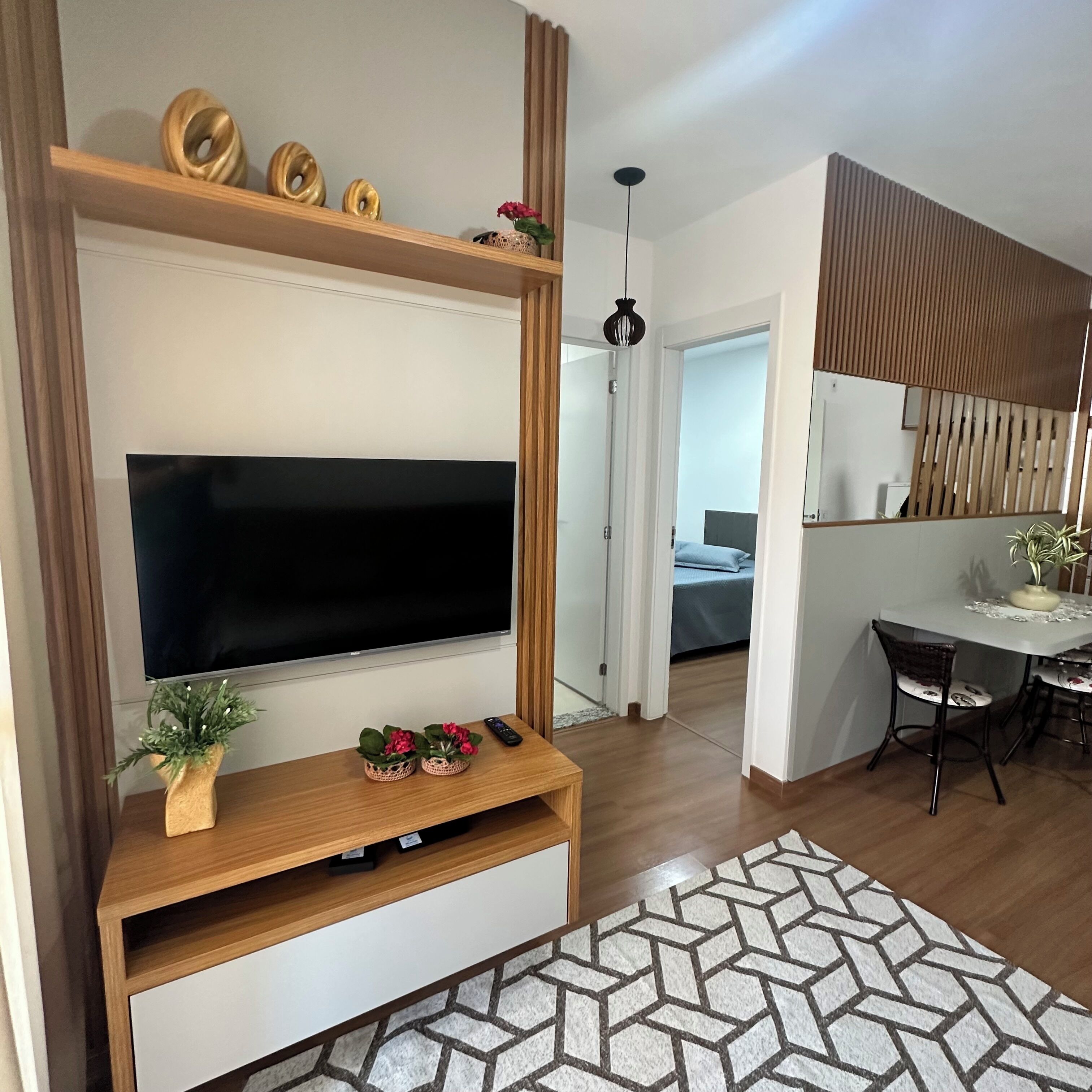 Apartamento conforto | Área de estar | Smart TV 60 polegadas com canais digitais, Netflix