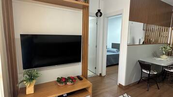 Apartamento conforto | Área de estar | Smart TV 60 polegadas com canais digitais, Netflix