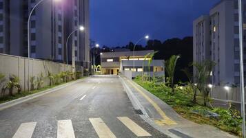 Fachada da propriedade à noite