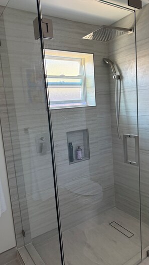 Dusch, hårtork, handdukar och tvål