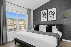 3 عدّة غرف نوم ومكواة/لوح كي وواي فاي وملاءات أسرّة