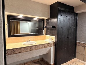 أحواض استحمام وحجيرات دش منفصلة، مناشف، صابون، شامبو