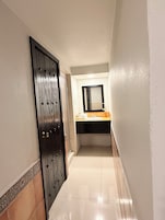 Habitación superior, baño privado | Baño | Bañera y ducha independientes, toallas, jabón y champú