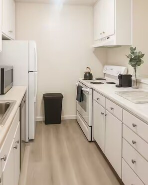 Private kitchen - Welcoming Apartment with Pool & Sauna In Oakland (Oakland)