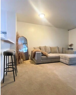 Living area - Welcoming Apartment with Pool & Sauna In Oakland (Oakland)