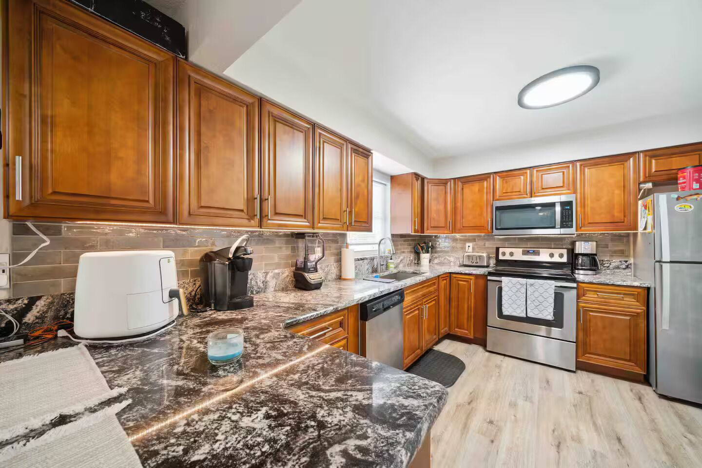 Kjøleskap, mikrobølgeovn, ovn og kokeplater