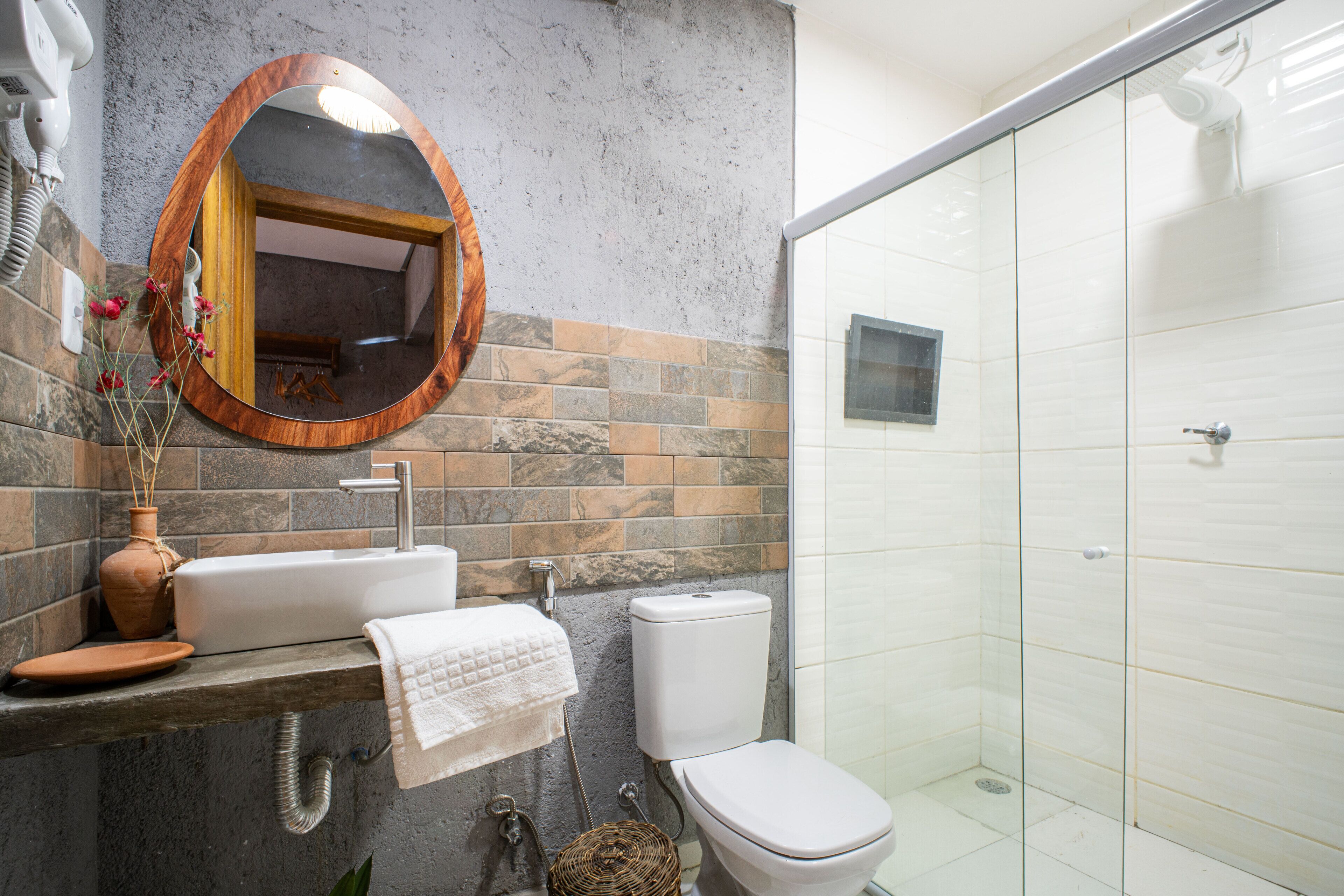 Douche, articles de toilette gratuits, serviettes fournies, savon